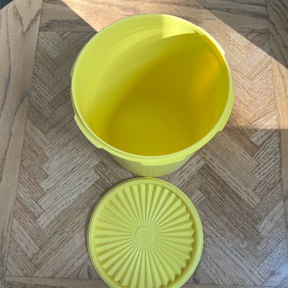 Vintage Tupperware canister with sunburst lid in daffodil yellow; large - Picture 4 of 6